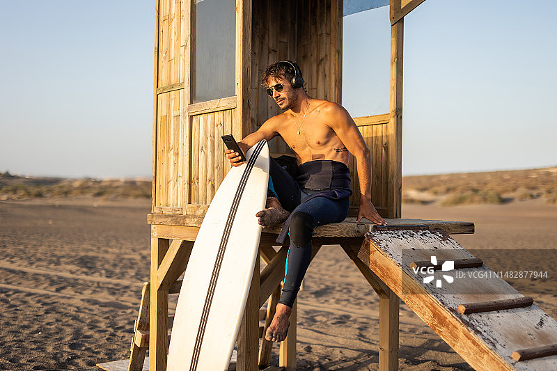 冲浪者在岸边观景台上休息图片素材