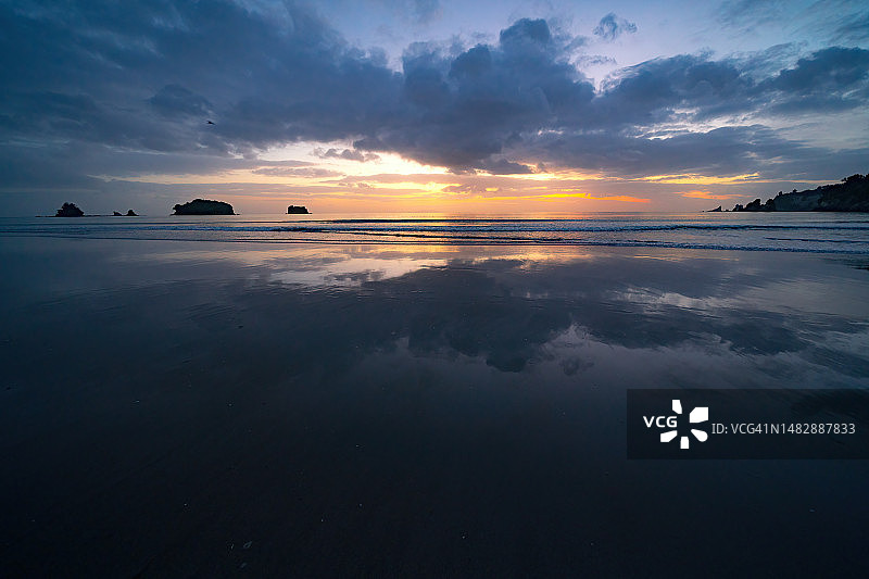 新西兰旺格马塔海滩的日出，海岸日出，风景摄影图片素材