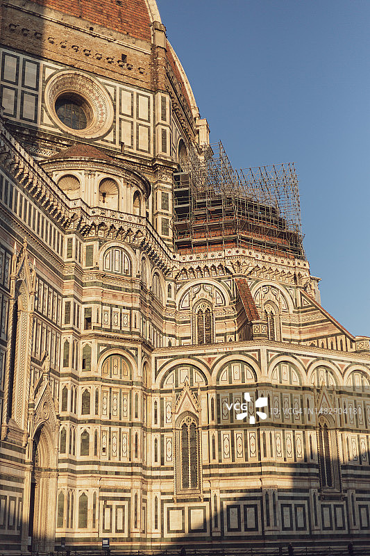从下方拍摄的佛罗伦萨大教堂特写 - 主教座堂广场图片素材