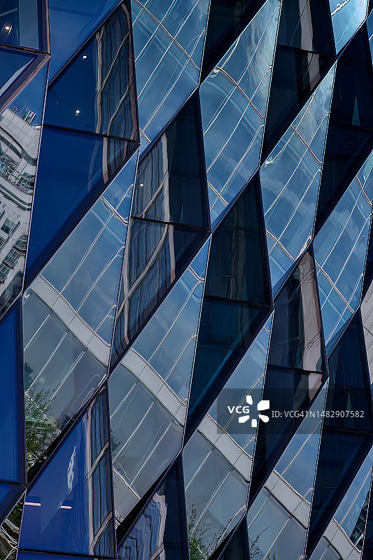 纽约市曼哈顿第十三街近第十大道的建筑倒影抽象图案图片素材