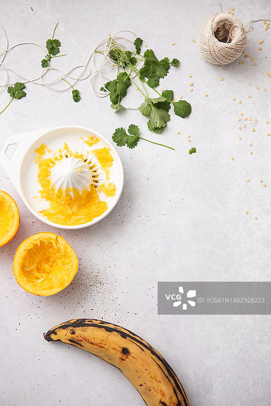 旧石器时代备餐：香 प्लांटain鸡肉炖菜图片素材