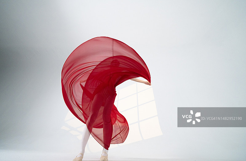 女性芭蕾舞者优雅姿势图片素材