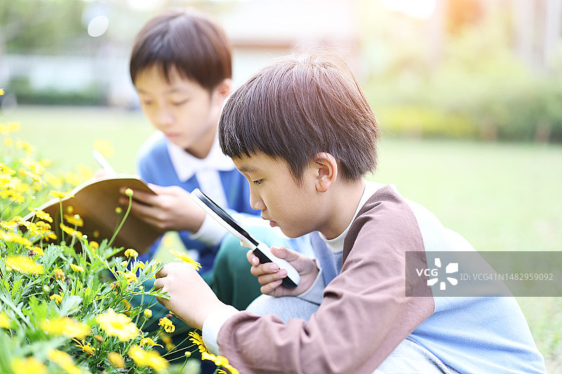 儿童玩放大镜图片素材