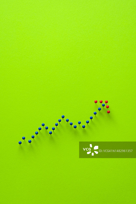 绿色现代背景上代表金融增长图表的蓝色图钉，红色箭头指向上方图片素材