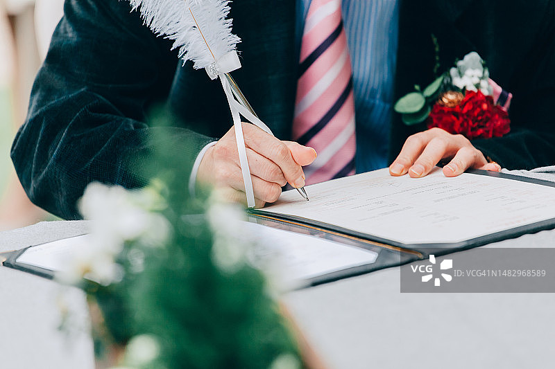 婚礼上新郎签署结婚证书图片素材