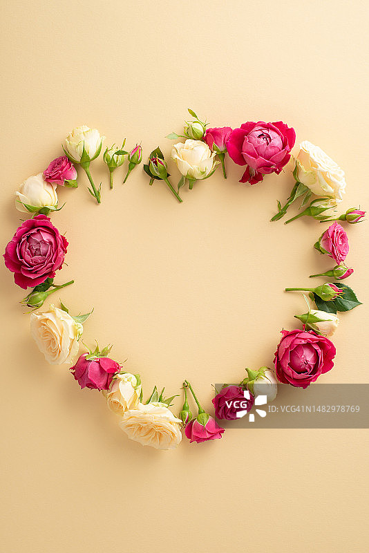 母亲节或情人节心形玫瑰花束米色背景图图片素材