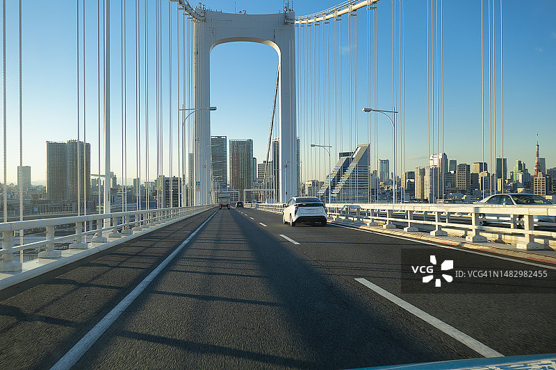 行驶在东京湾彩虹大桥上的汽车（驾驶员视角）图片素材