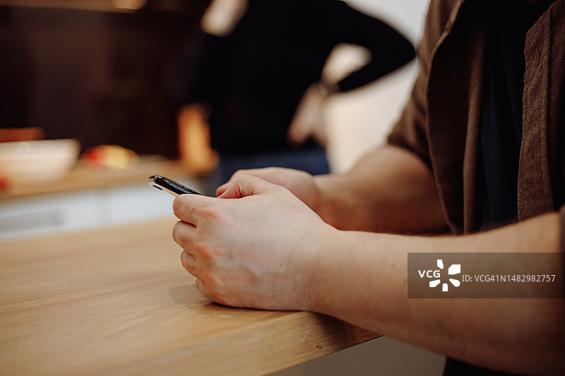 男性使用手机的局部照片图片素材