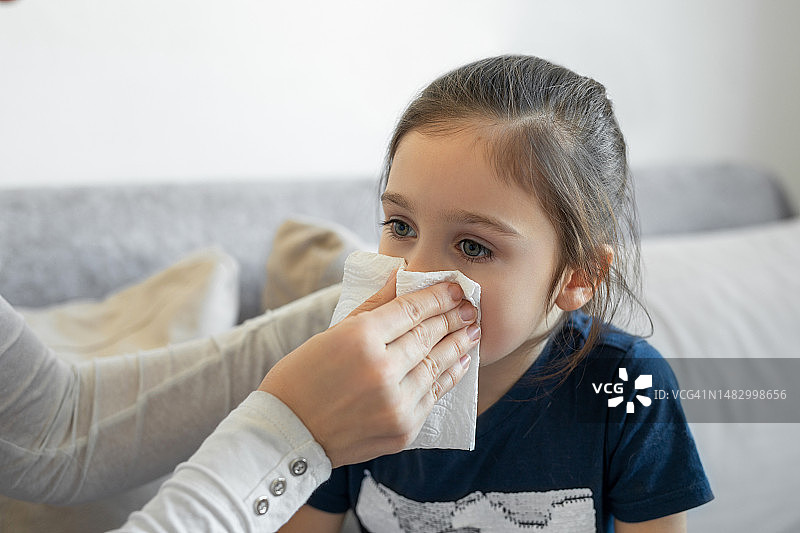 妈妈帮女儿擦鼻涕图片素材