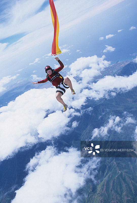 自由落体的跳伞员与彩色飘带图片素材