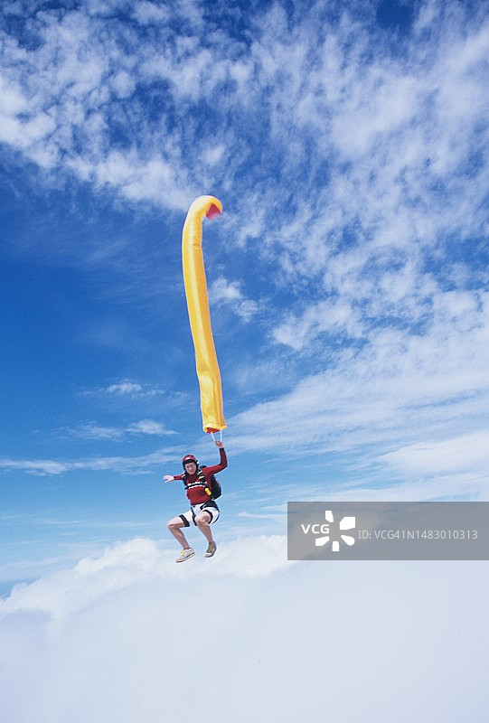 自由落体的跳伞员与彩色飘带图片素材