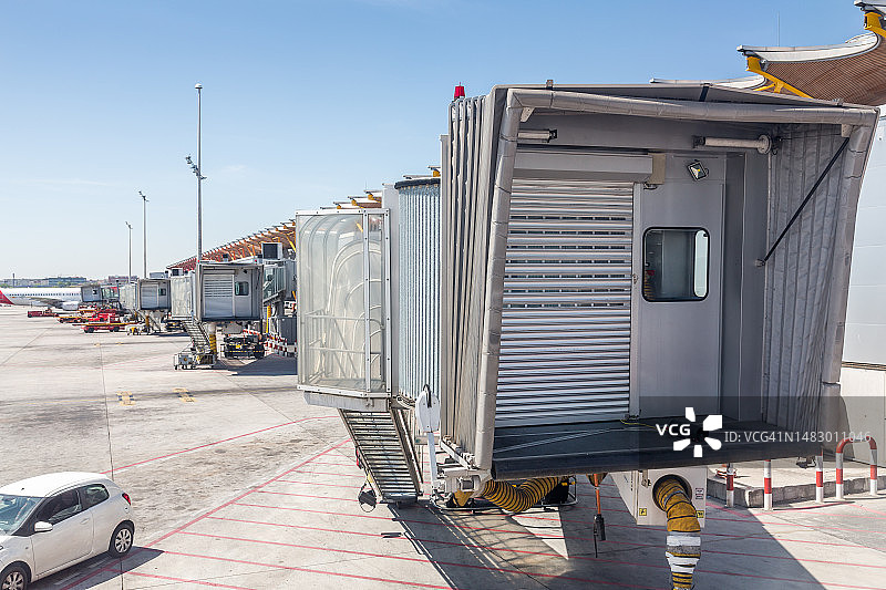 马德里巴拉哈斯机场的旅客登机桥图片素材