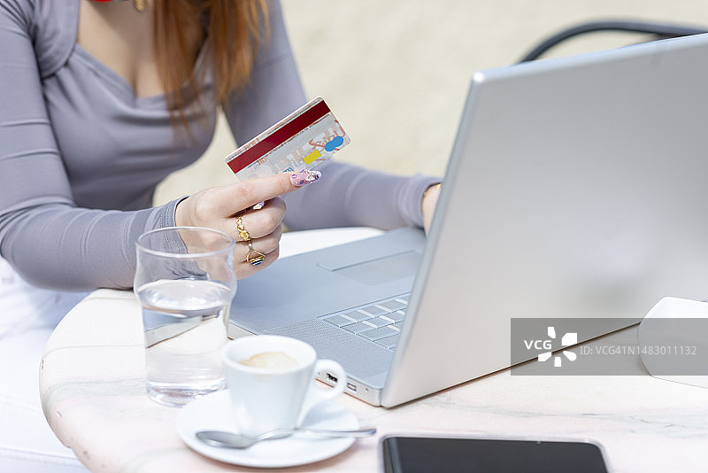 女人在酒吧用信用卡付款图片素材