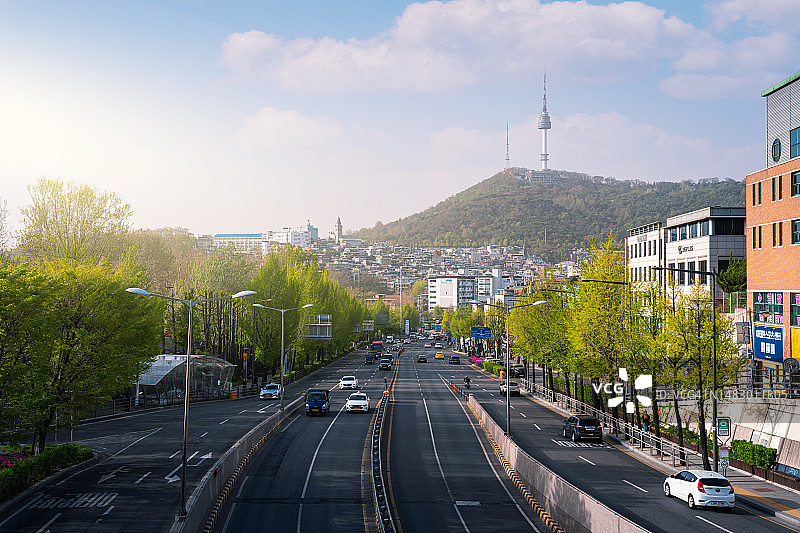 韩国首尔：傍晚时分眺望N首尔塔及城市交通图片素材