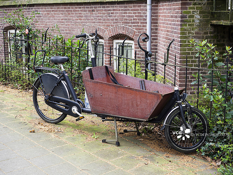 带有儿童座椅的自行车，背景是栅栏图片素材