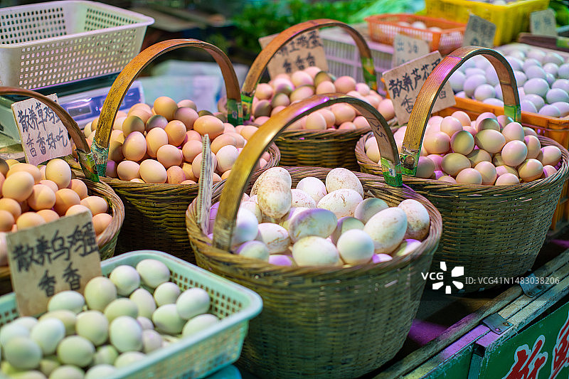 农贸市场出售的各种篮装鸡蛋图片素材