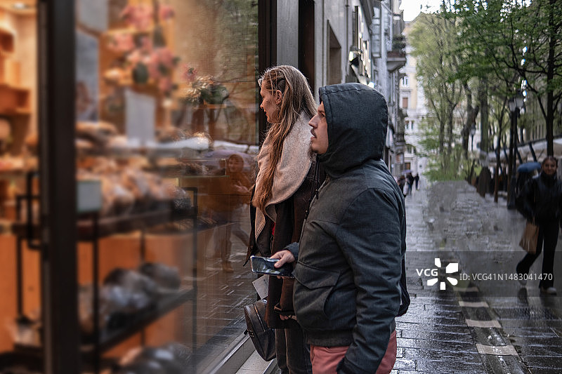 为约会挑选一个不错的咖啡馆图片素材