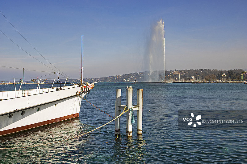 标志性的大喷泉与前景中的客船图片素材