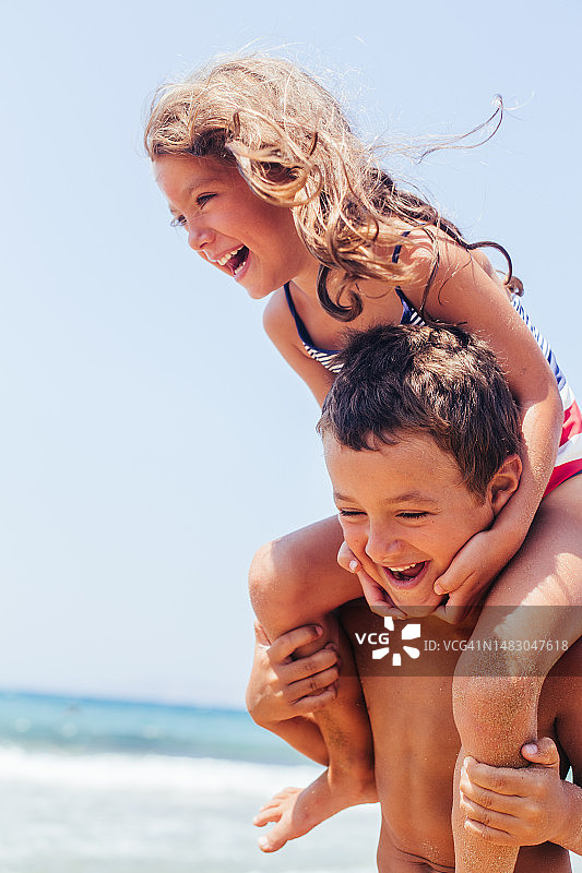 孩子们在肩上玩耍图片素材