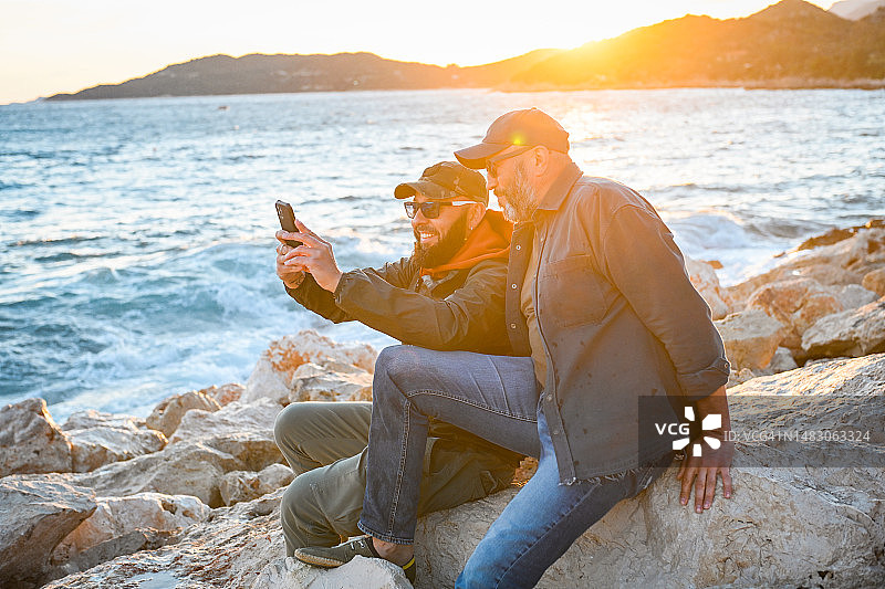 两个朋友在旅行图片素材