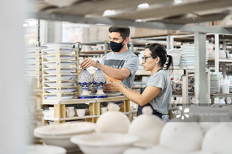 在陶瓷厂工作的男人和女人图片素材