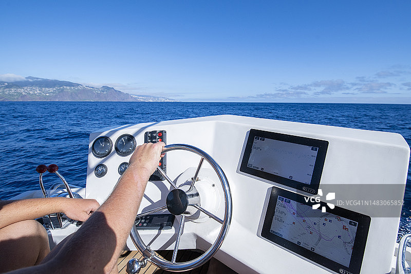 水手驾驶渔船在海上航行图片素材