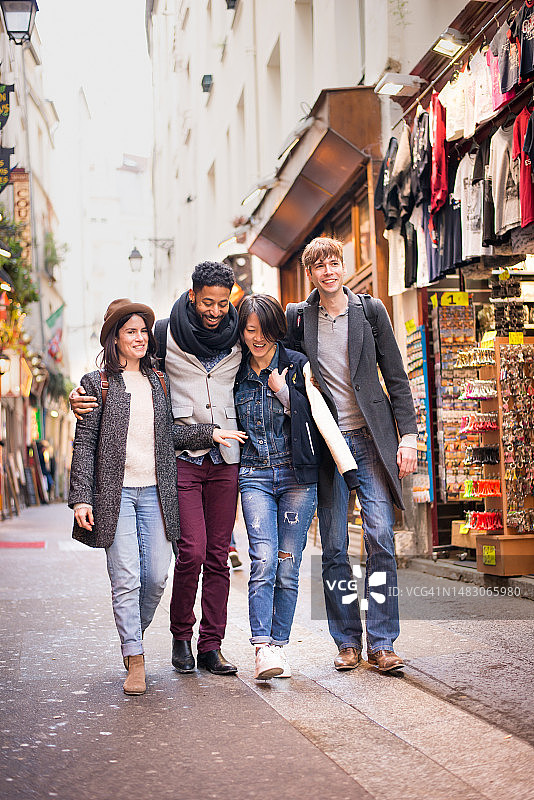 朋友们在巴黎一起散步欢笑图片素材