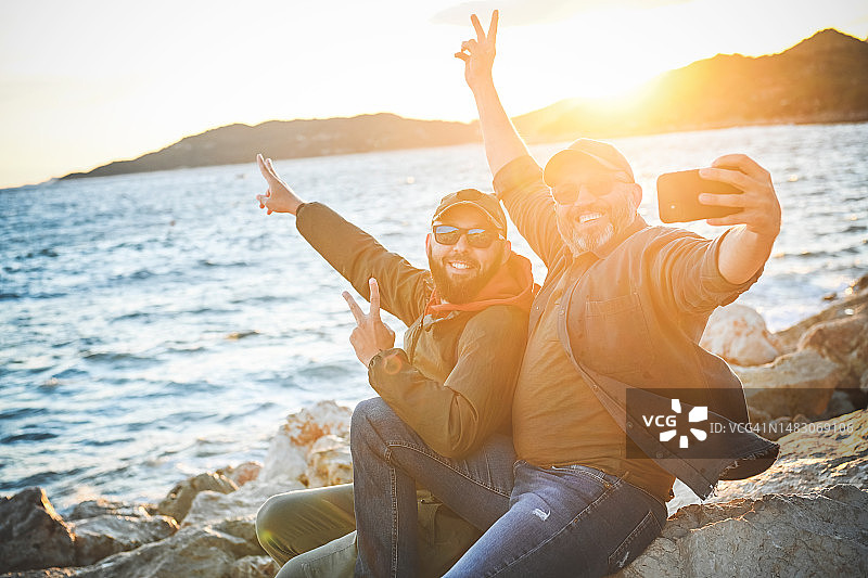 两个朋友在旅行图片素材