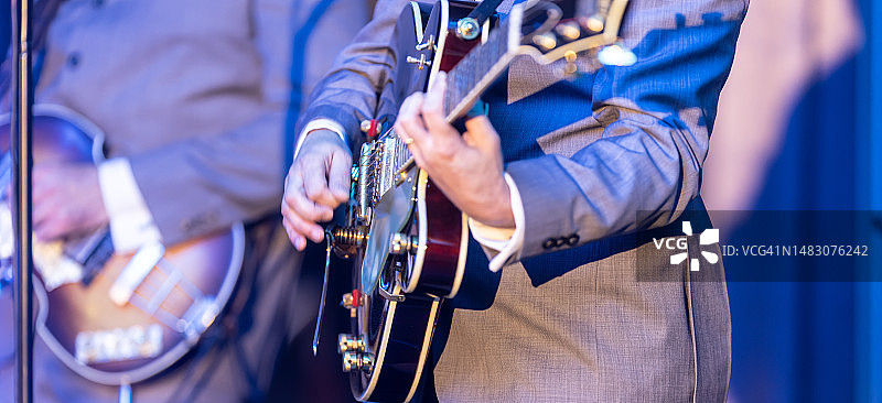 吉他手在摇滚音乐会上演奏图片素材