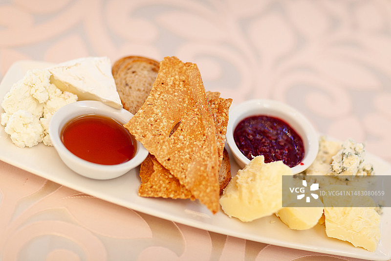 搭配水果和蜂蜜的奶酪拼盘图片素材