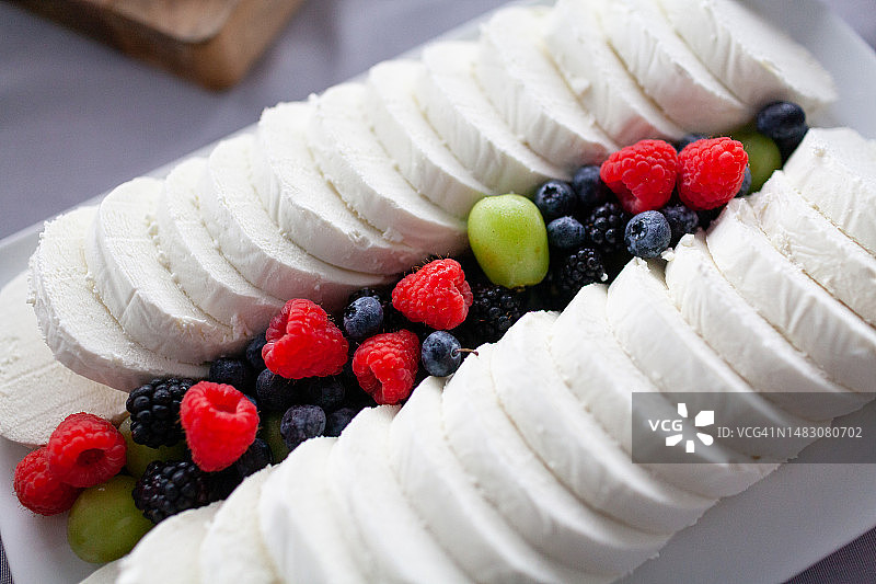 葡萄和浆果山羊奶酪奖章图片素材