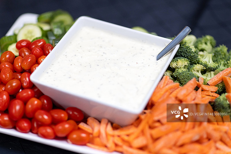 美式蔬菜拼盘配牧场沙拉酱图片素材