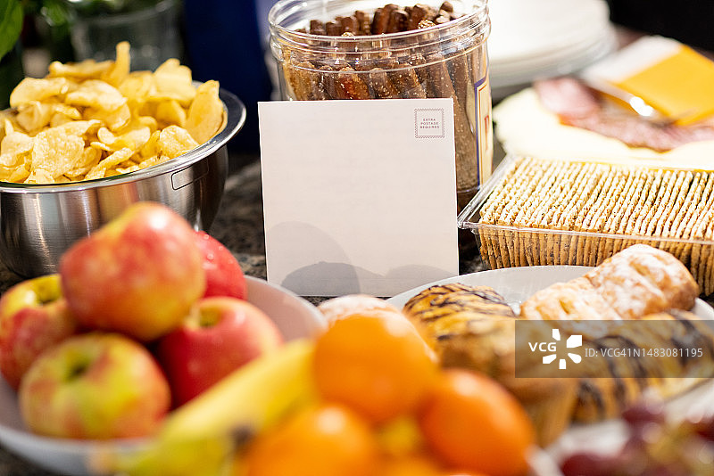 摆放精美的零食桌图片素材