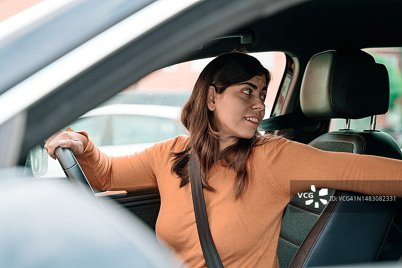 女人倒车图片素材