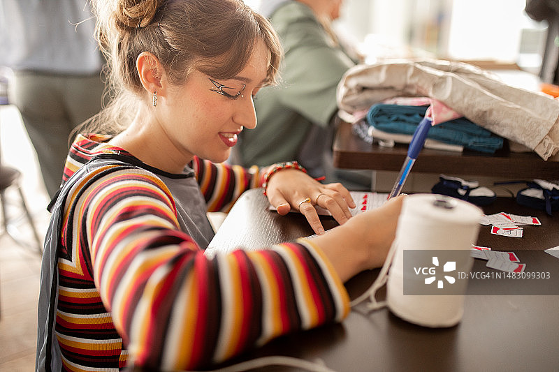 Z世代女孩写服装价格标签图片素材