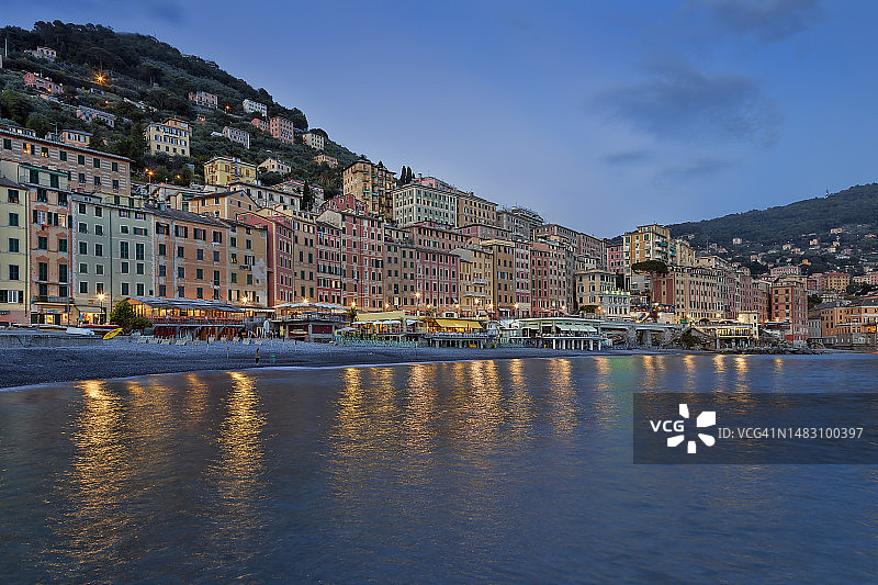 热那亚附近的卡莫利林荫大道，夜间有酒店和彩色公寓楼图片素材