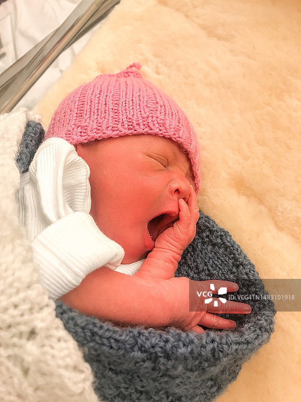 新生儿的第一个哈欠图片素材