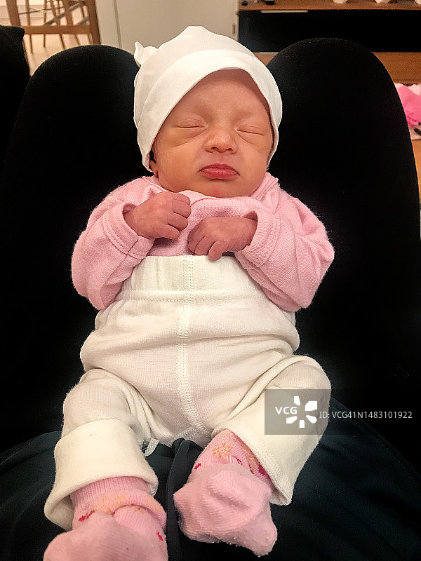 睡在腿上的娇嫩婴儿图片素材