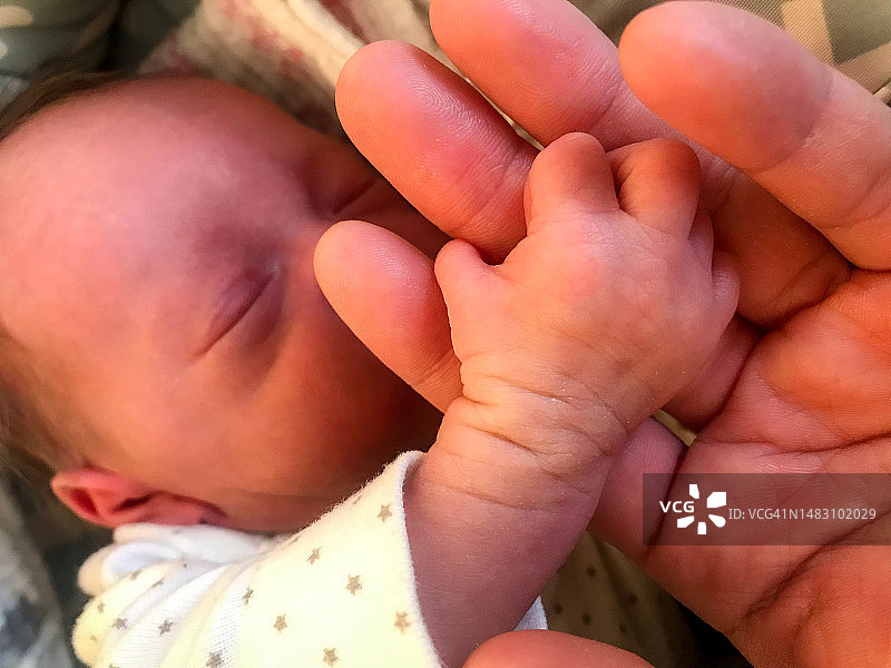 正在睡觉的女婴的小手图片素材