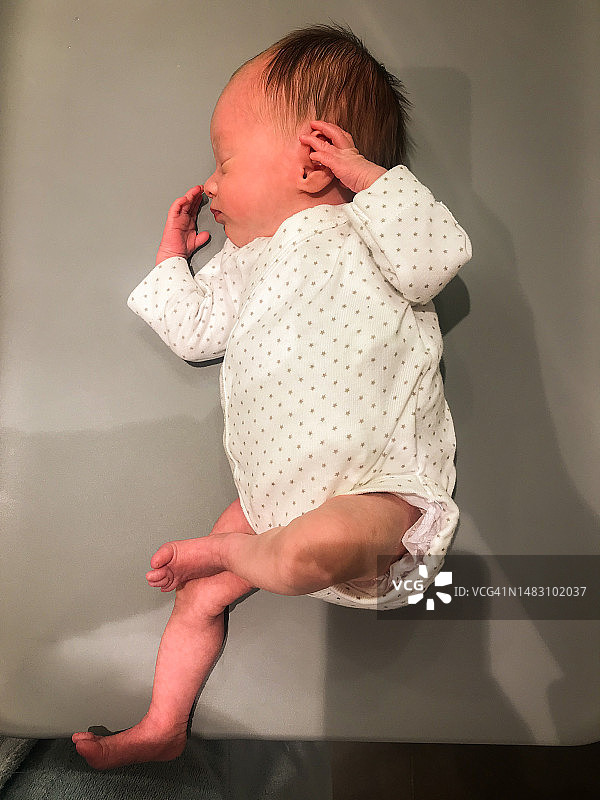 侧睡的新生儿图片素材