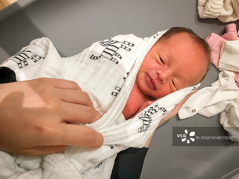 一个睁开眼睛的新生女婴图片素材