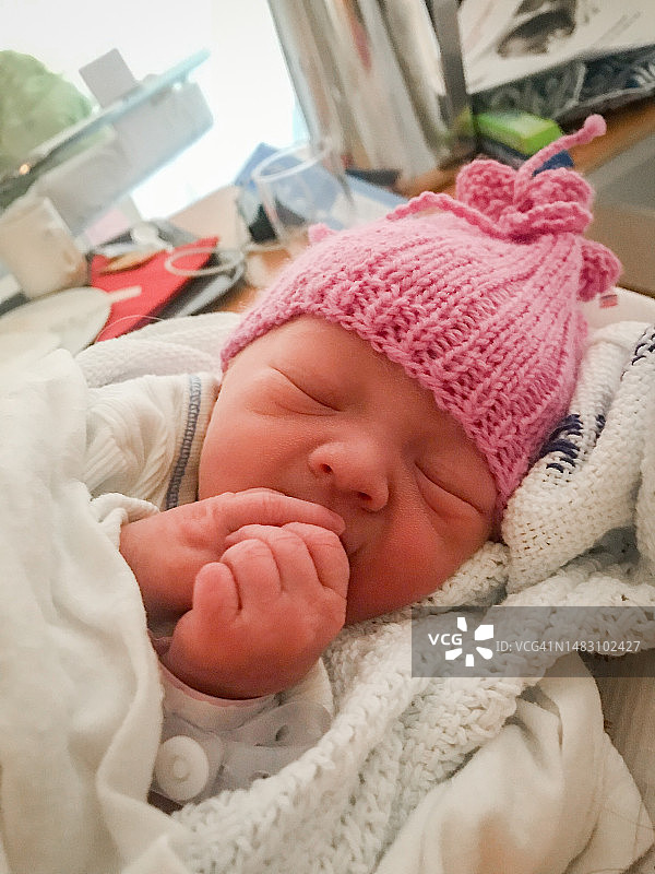 正在睡觉的新生女婴图片素材