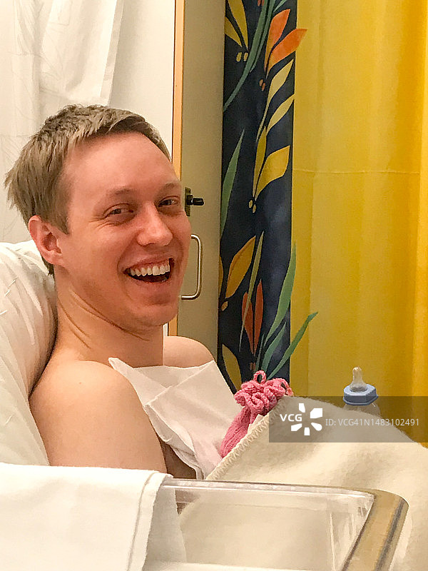 新手爸爸和他的女婴图片素材