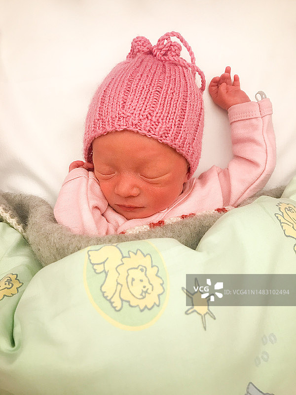 正在睡觉的新生女婴图片素材