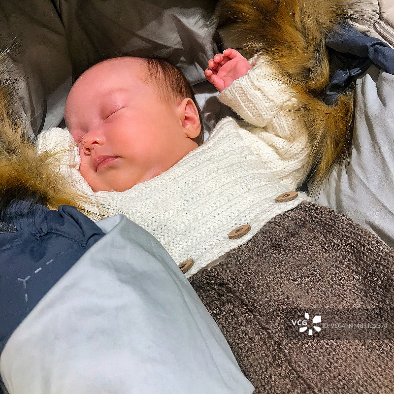 舒适睡眠中的新生儿图片素材