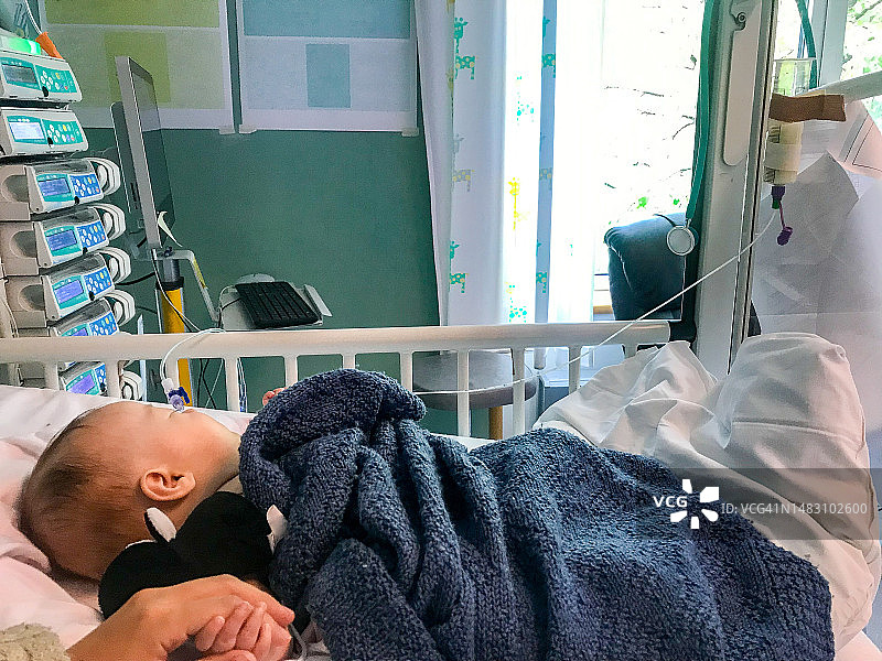 婴儿裹在婴儿毯里睡觉图片素材