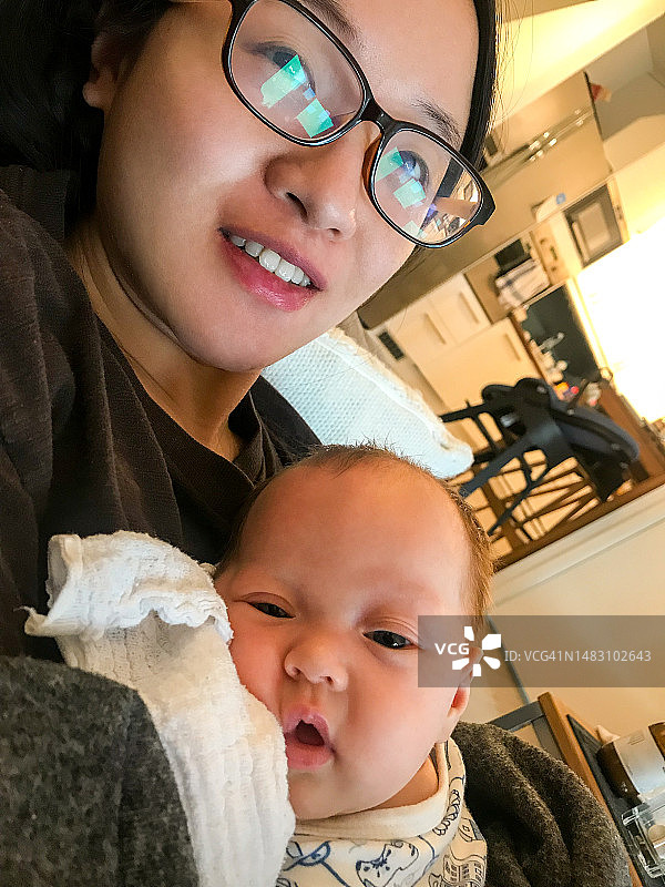 一个躺在母亲胸前的新生婴儿图片素材