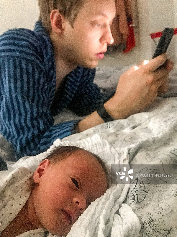 新手爸爸和他的女婴图片素材