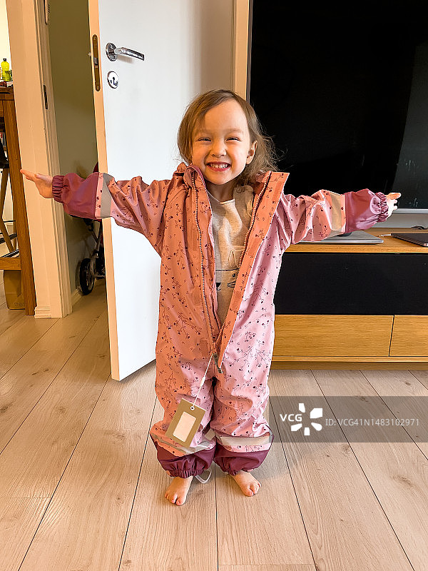 小孩试穿新衣服图片素材