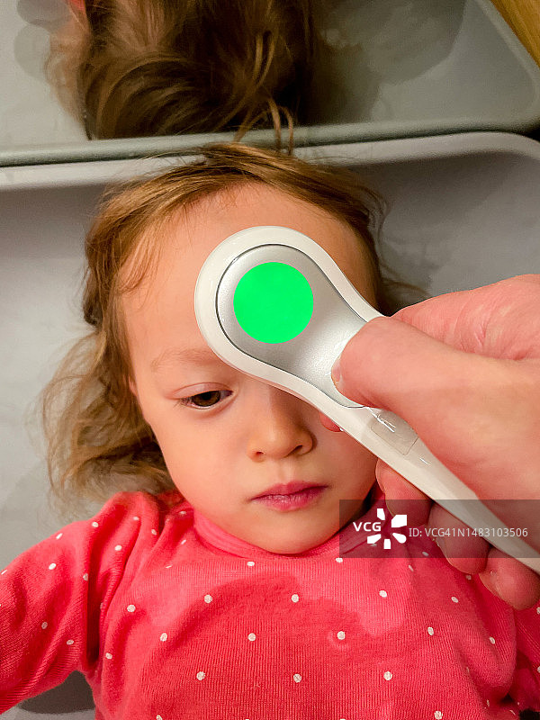 一个年轻的孩子正在测量体温图片素材